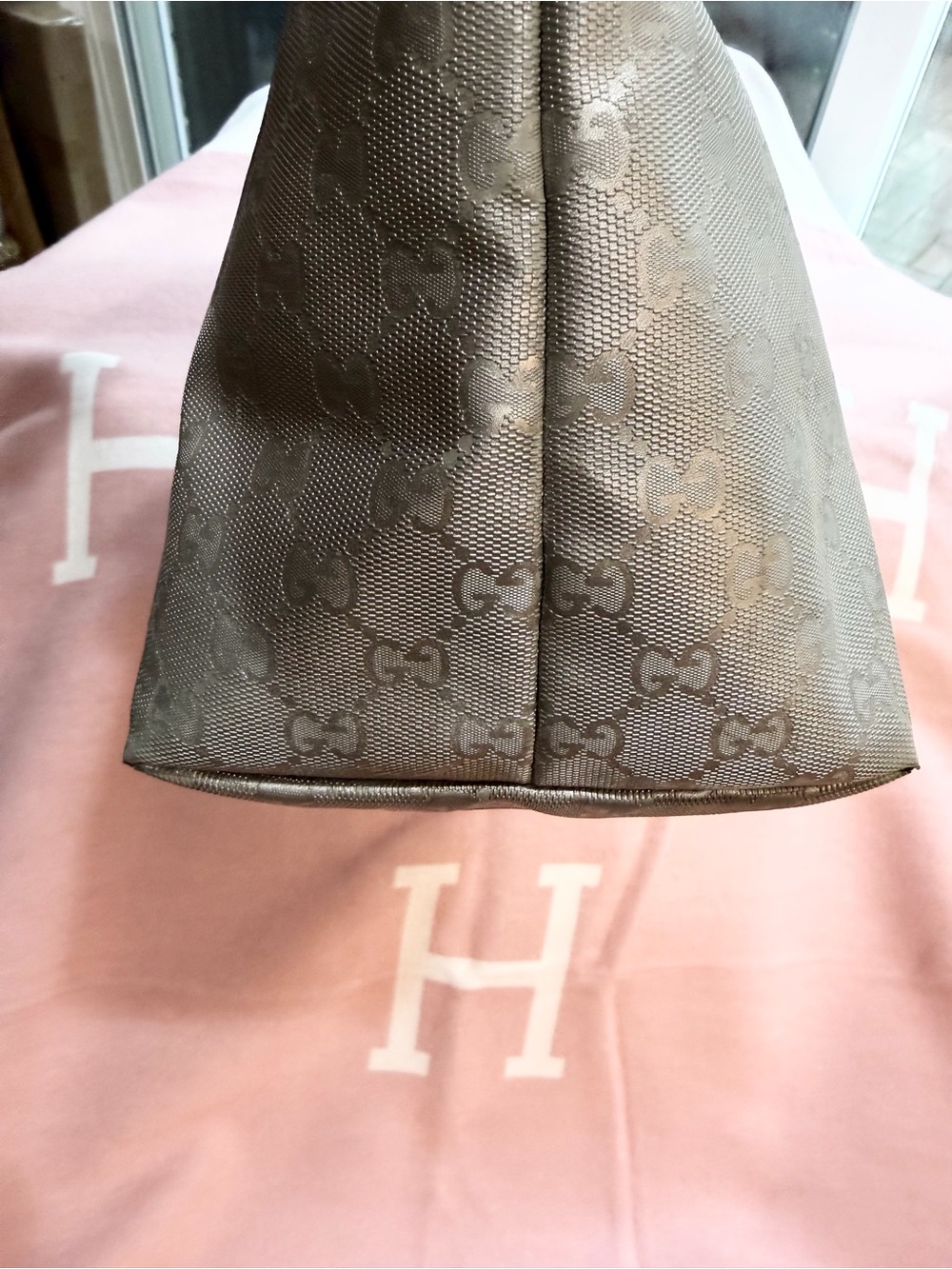 SUNDAY ONLY PRICE!! GUCCI ⭐️ Metallic Gray Tote Bag! - Picture 8 of 16